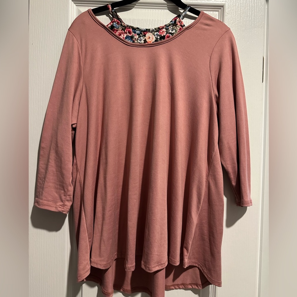 Women’s top with 3/4 length sleeves. Size L